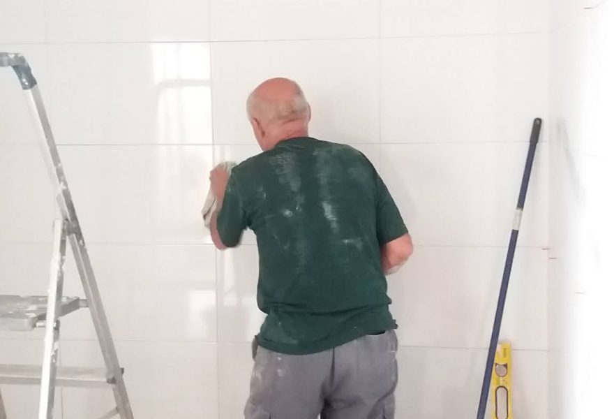 Operario alicatando en obra de Construcciones Torreguil 4