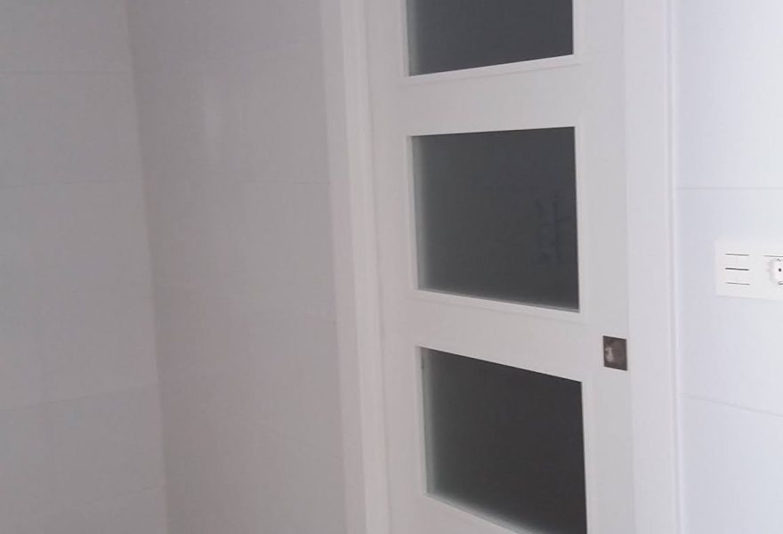 Acabado interior con puerta instalada por Construcciones Torreguil 4