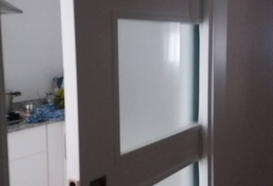 Reforma con puerta y cocina terminada por Construcciones Torreguil 4
