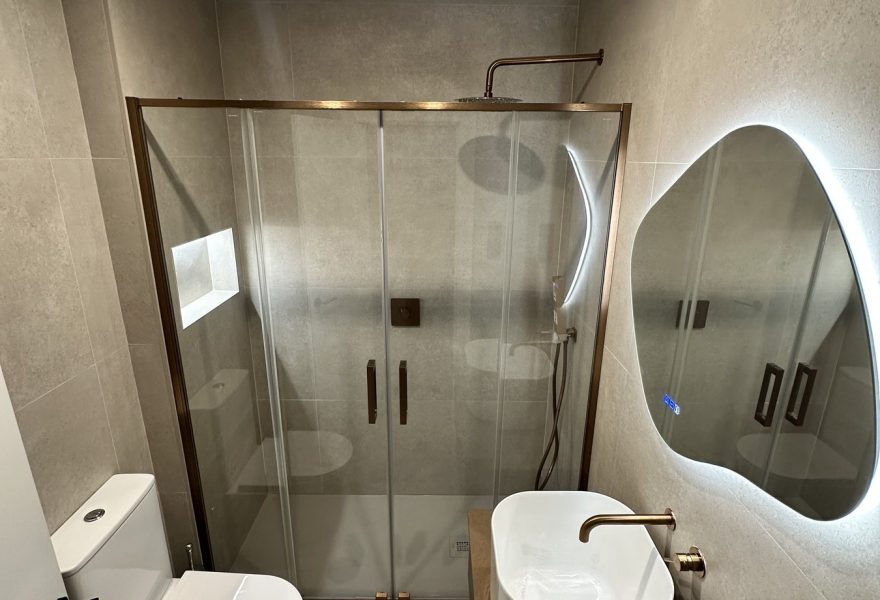 Baño moderno reformado por Construcciones Torreguil 4