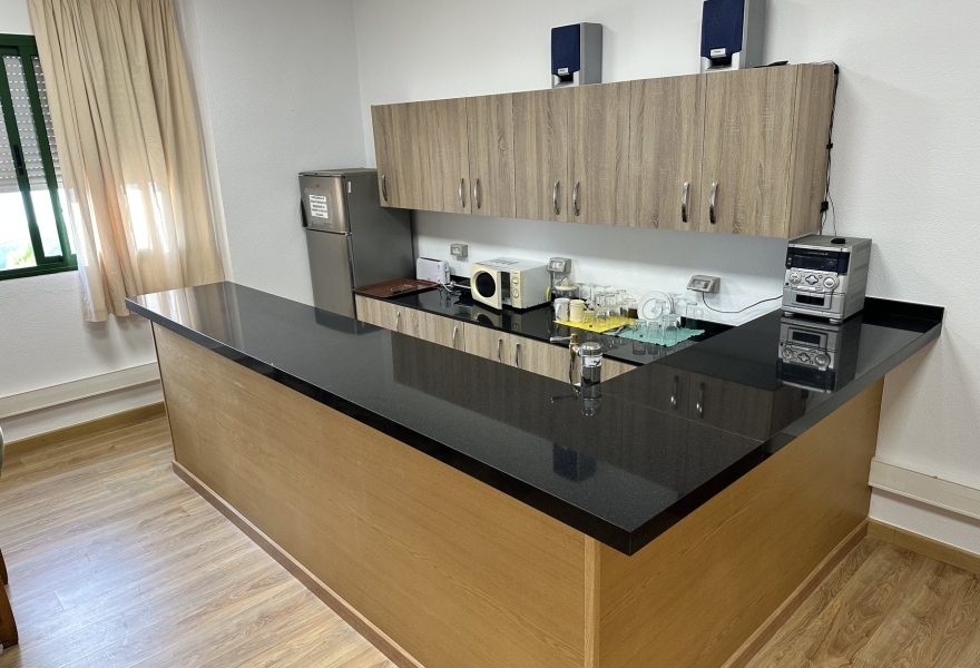 Cocina reformada por Construcciones Torreguil 4