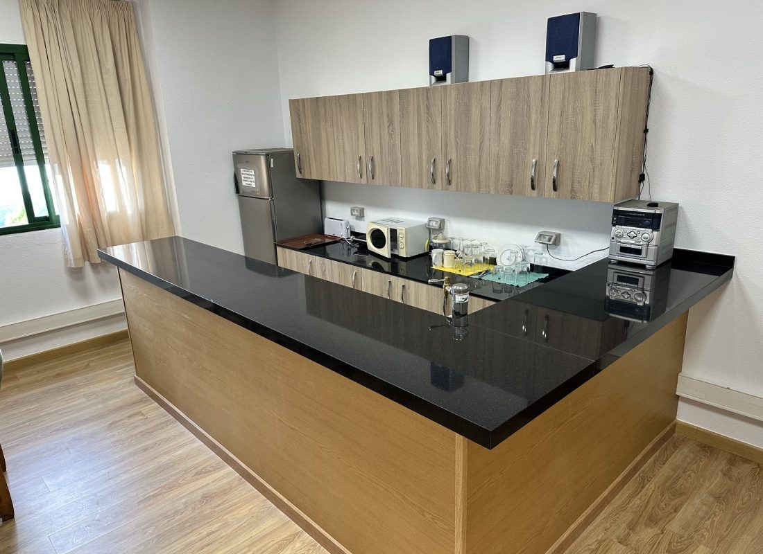 Cocina reformada por Construcciones Torreguil 4