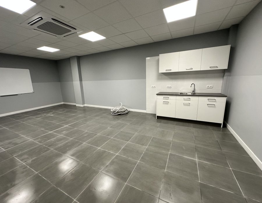 Local comercial acondicionado por Construcciones Torreguil 4