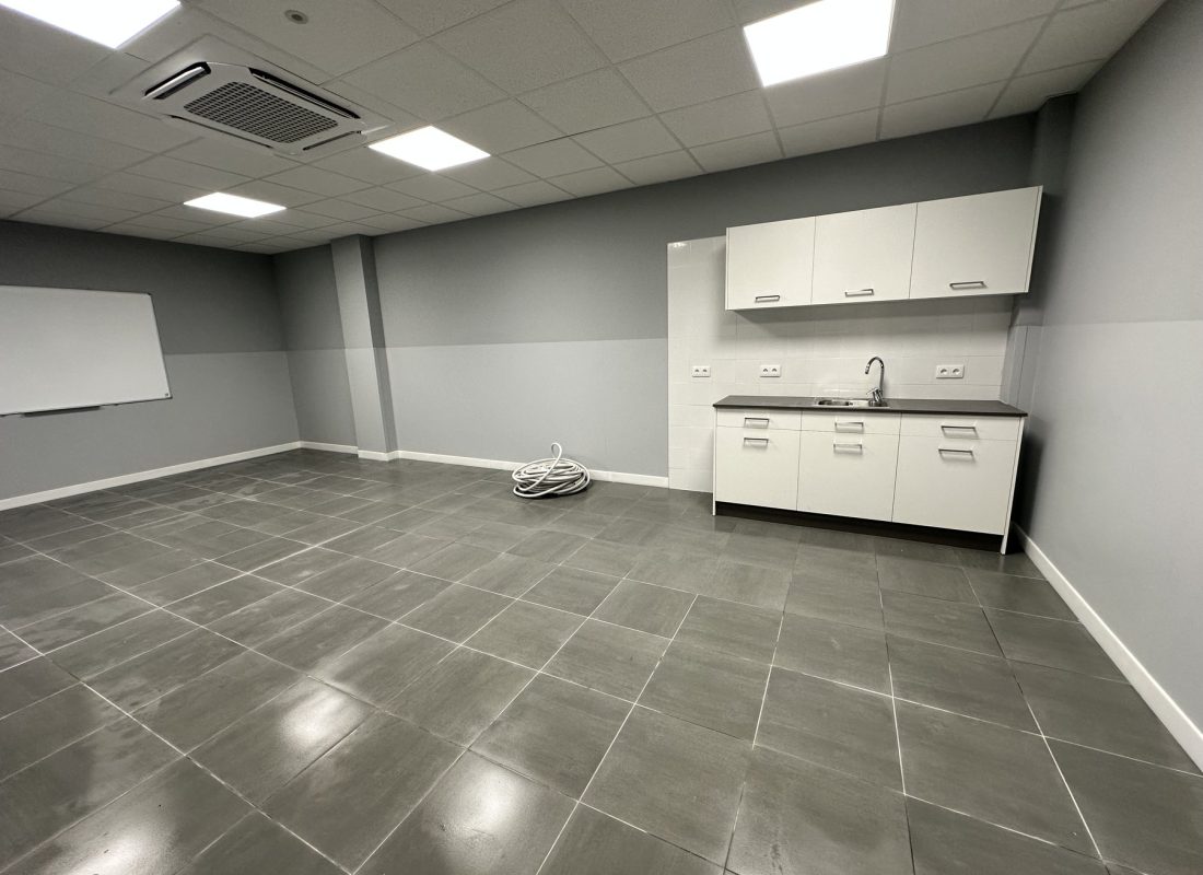 Local comercial acondicionado por Construcciones Torreguil 4