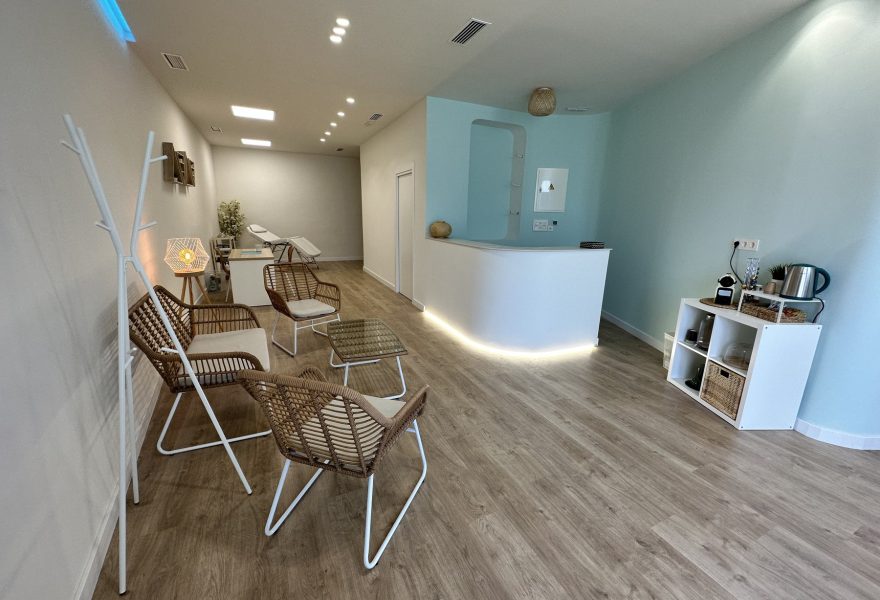 Sala de espera de un local reformado por Construcciones Torreguil 4